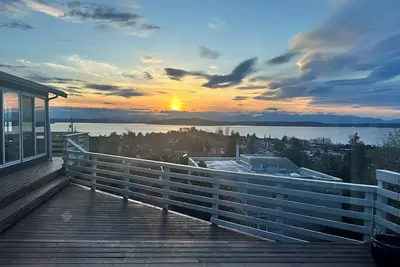 Image de Alki Sunset Views+Hot Tub/World Cup Stay