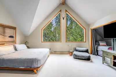 Image de New! A cozy 2-bed Montana cabin near Whitefish Lake - Private hot tub & Fire Pit