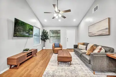 Image de Modern 2br Duplex - Near Domain, Q2 & St. David's - Garage + In-Unit Laundry