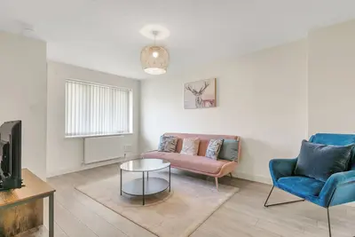 Image de Quiet 3Bed Home | Near Qmc & Uni | Free Parking