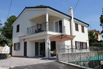 Image de Cozy 2-bedroom apartment Near the Sea in Ika - with Terrace, Ac & Free Parking