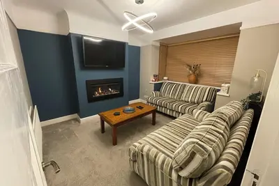 Image de Surrey Street Retreat, Off Road Free Parking
