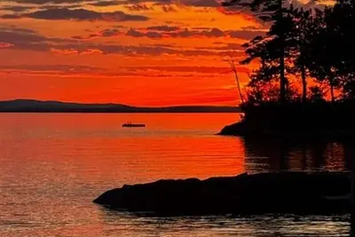 Image de Serene 2-bedroom cottage with detached bunk house for relaxing stays.