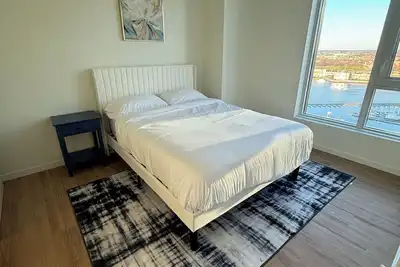 Image de Luxe Apartment with Harbor views