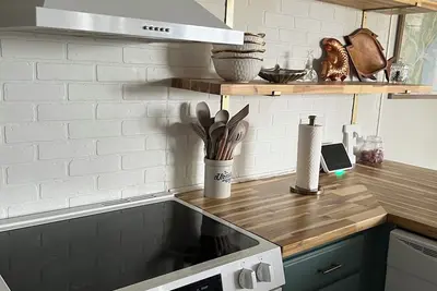 Image de 3-bedroom waterfront cottage with deep water dock house and 60 ft. floating dock