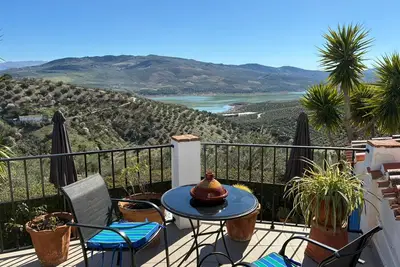 Image de Private villa with pool, jacuzzi and lake view for 6 persons