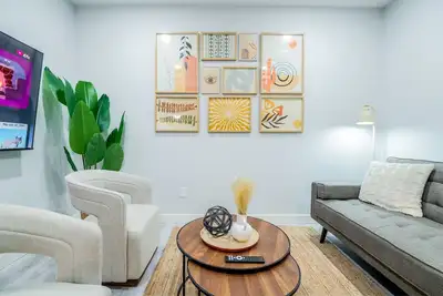 Image de Modern Boho Suite | Private Entry | 2 Queens