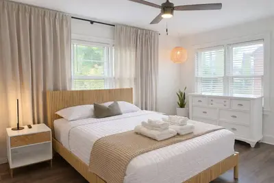 Image de Stylish 3br w/ Private Fenced Yard • < 10 Min to Uptown & Stadium