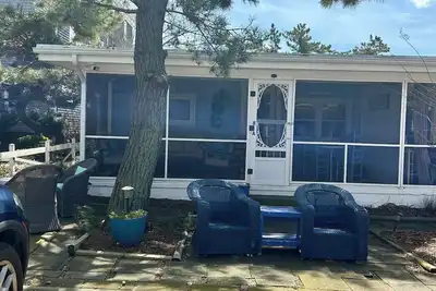 Image de 2-bedroom, 1 full bath ocean block cottage in vibrant Dewey Beach.
