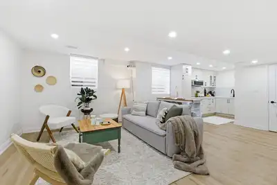 Image de Sunny Haven – Curated Private Suite w/ Projector