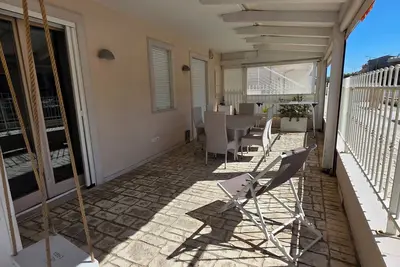 Image de Elegantly renovated beachfront apartment with a courtyard and parking space