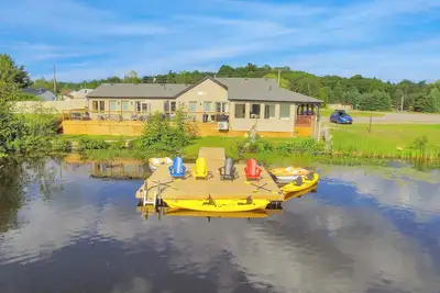 Image de Luxury Lakefront Cottage | Private Dock & Retreat