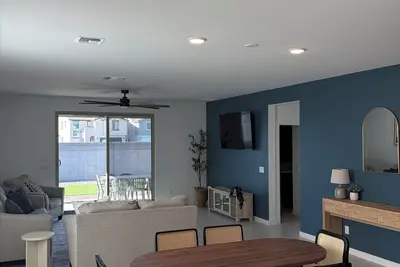 Image de Welcoming neighborhood with community pool, pickleball courts + basketball court