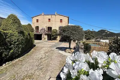 Image de Farmhouse with swimming pool in the landscape of the Volcanic Zone of the Garrotxa.