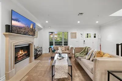 Image de Jie’s Gated Retreat 2b2. 5b Spacious community