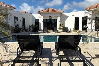 Image de Luxury Design Villa in Noord • Pool • 4 Ensuite Bedrooms • Near Popular Beaches
