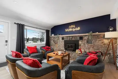 Image de Walk to Shorts Pets Sauna Hot Tub Traeger Weber Game Room Family