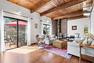 Image de Spacious Family Retreat Near Boston with Ac, Patio, 2-Car Garage + Pet Friendly!