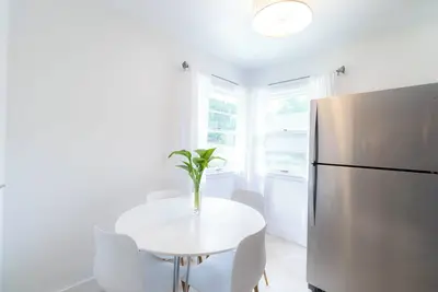 Image de 907- Walk to Mayo St Mary Hospital 4 bed/2 bath 2 living rooms, Laundary/Parking