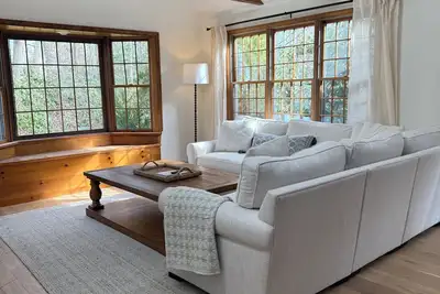 Image de 3-Br house in Brewster with Ac. Walk to town and beach, pool access available.