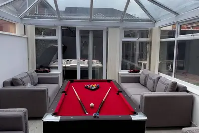 Image de Semi Detached City Retreat - Jacuzzi - Pool Table - Driveway Parking