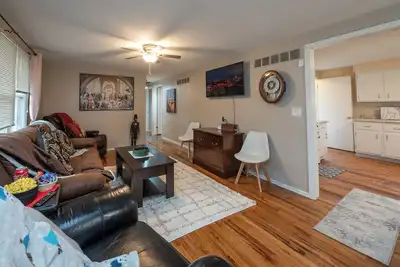 Image de Clean, comfortable 3br/1. 5ba in Gladstone with dog-friendly fenced yard, all bedrooms/baths on the ground floor, and easy highway access. Available 5/15–7/31