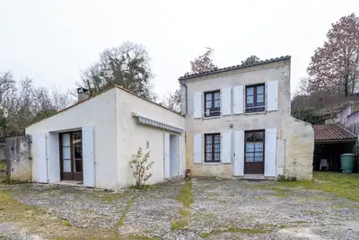 Image de cure ou vacances une maison au calme avec vue sur le chateau