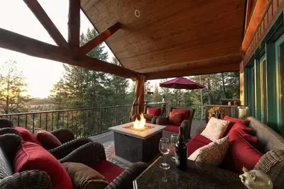 Image de Luxury Montana Cabin with Hot Tub & Lake Views