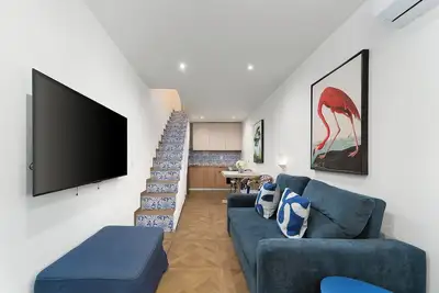 Image de Charming small Old Town townhouse with private rooftop terrace; on the promenade doorstep and 20 min walk to Praia da Rocha. Sleeps up to 4, Ac throughout, flat screen TVs, balcony & free parking nearby, perfect for couples
