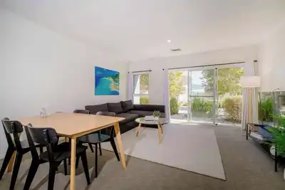 Image de Bright 2bdr Apt with Pool Access Williamstown
