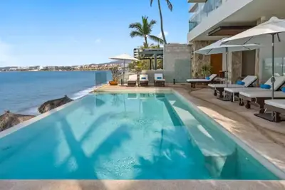 Image de Beachfront Luxury Penthouse in Mar Azul in Bucerias | Sleeps 6 | 2br/2. 5ba 🌊<br><br>Stay in style at this stunning brand-new beachfront penthouse in Bucerías. With 2 bedrooms plus a loft, 2. 5 bathrooms, and 3 beds, this beautifully designed space