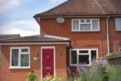 Image de Old Basing Retreat is a sleek 3 bedroom, 2 bathroom home in historic village.