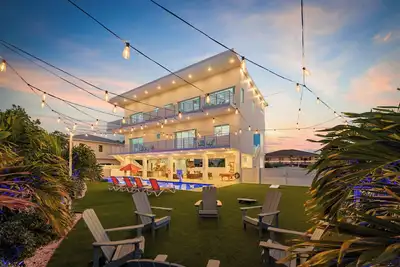 Luxury Villa. Massive Pool & Jacuzzi. Boat Dock. Outdoor Kitchen & Elevator