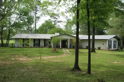 Image de Rare find! 2, 600‑square‑foot farmhouse on a working horse ranch, Horses welcome!