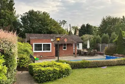 Image de The Pool House. \nSet in idyllic country gardens with swimming pool.