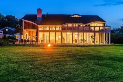 Image de Sprawling, updated and modern home for the ideal retreat in Hamptons living