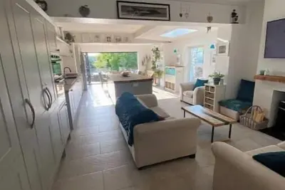 Image de Spacious Family Coastal Escape – Near Gower Beaches, New for 2026