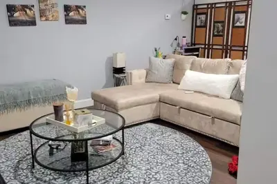 Image de Cozy entire 1st floor basement, With Private Entrance.