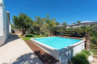 Image de Spacious & Artistic House with Pool by HostWise