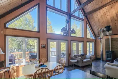 Image de Grand chalet spacieux au bord d'un Lac nagivable