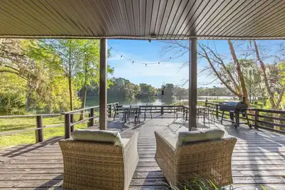 Image de Riverfront 4-bedroom dog-friendly home on Blue Cove and the Rainbow River