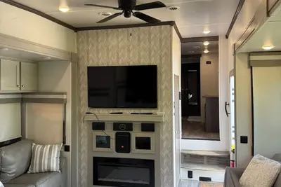 Image de Luxuray 1-bedroom 1. 5 bathroom Rv - 2 miles from festival grounds