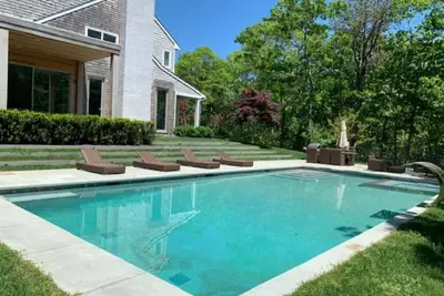 Image de Luxury 6-Bedroom Gated Estate on 5 Acres with Pool, Tennis, Gym & Privacy