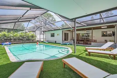 Image de Spacious 4-bedroom house less than 2 miles to beach