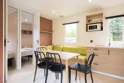 Image de Le mobil-home Cordélia est un hébergement moderne et chaleureux pour 6 personnes, offrant trois chambres, une cuisine équipée et le chauffage central pour un séjour confortable en toute saison.