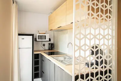 Image de Le mobil-home Grande Large est un hébergement tout confort et entièrement équipé pour 6 personnes, idéal en toute saison grâce à ses trois chambres, sa terrasse, sa climatisation et son chauffage central.