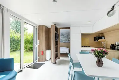 Image de Le mobil-home Taos pour 6 personnes allie design moderne et confort absolu avec ses 3 chambres, ses 2 salles de bain et sa climatisation.