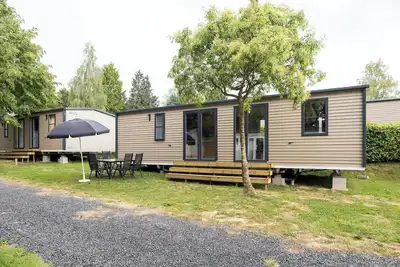 Image de Le mobil-home O'Hara est un hébergement au design moderne et spacieux pour 6 personnes, idéal pour les grandes familles grâce à ses trois chambres, ses deux salles de bain et ses équipements tout confort.
