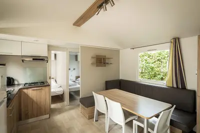 Image de Alliant modernité, décoration colorée et confort absolu, le mobil-home Tamaris pour 6 personnes est l’hébergement idéal pour des vacances en famille réussies en toute saison.