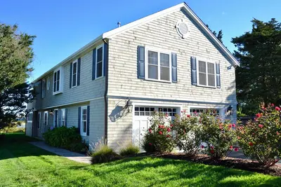 Image de Spacious 4-bedroom house right on Gray Gables Beach!